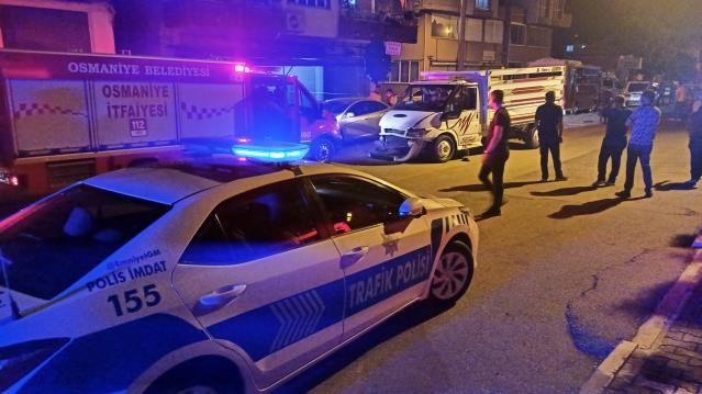 Silahlı yaralama şüphelisi gasbettiği kamyonetle 1 polis otosu ve 3 araca çarptı : 2'si polis 5 yaralı
